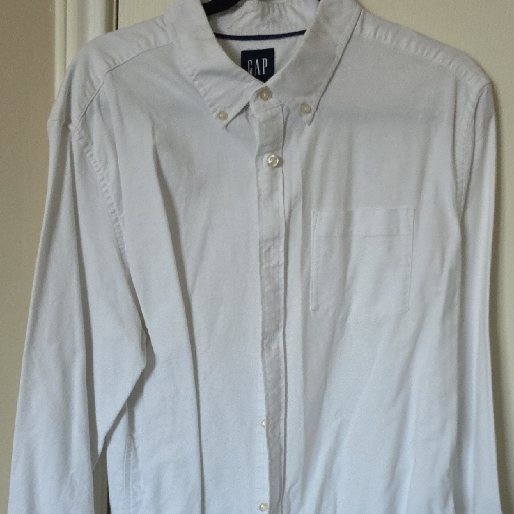 GAP Men's Classic White Button Down Shirt